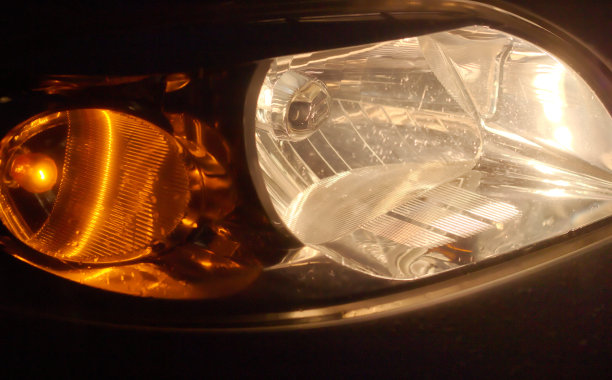 汽车的照明设备——夜间照明图片下载