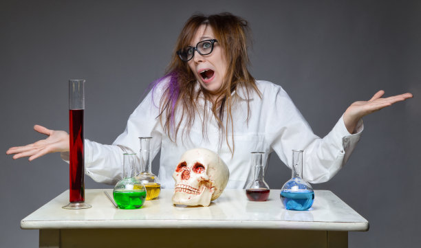 惊讶的科学家有人类头骨图片下载