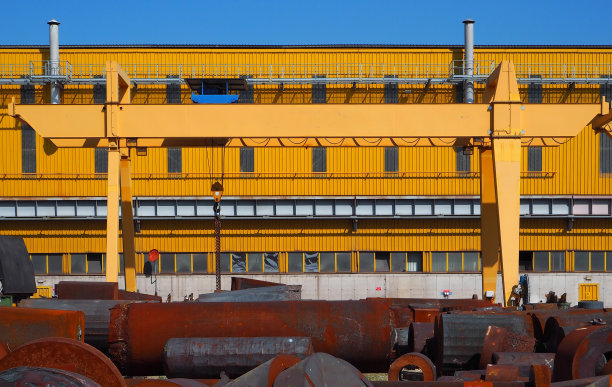 工厂外的龙门起重机图片下载