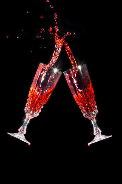 黑色背景下的红酒杯噼啪作响图片下载