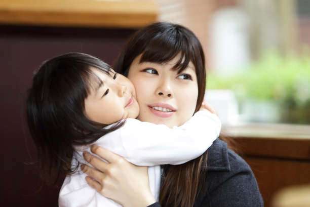 孩子微笑着，母亲的爱图片下载