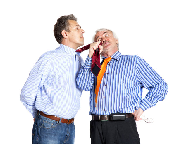 商人向年轻人拉领带图片下载