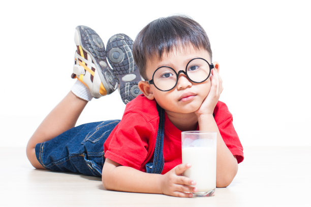 那男孩喝牛奶图片下载