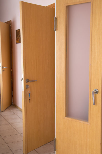 一排设计严密的亮黄色门，中间部分是粉红色的玻璃图片下载