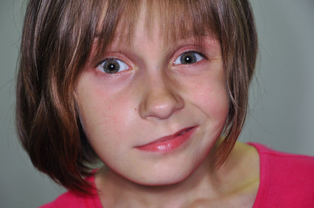 小孩子的滑稽脸图片下载