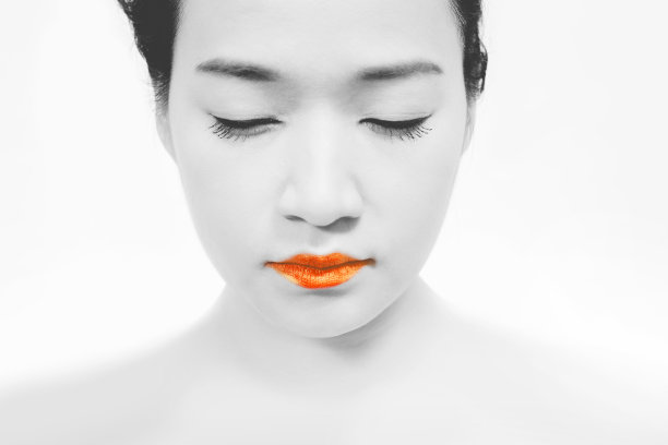 性感的橙色的嘴唇。美丽的亚洲现代化妆风格。李的颜色图片下载