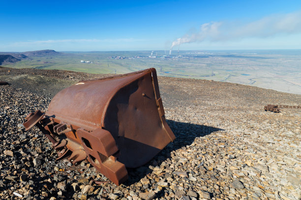 山顶上一辆生锈的旧仓库卡车。图片下载