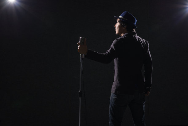 黑暗中的男歌手图片下载