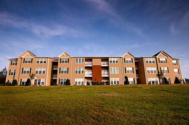 6、建筑蓝天绿草图片下载