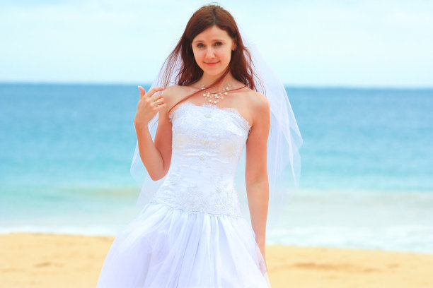 海滩上害羞的新娘图片下载