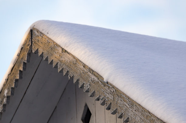 日落时房顶上有雪图片下载