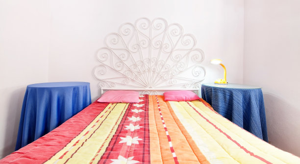 用窗帘装饰卧室。白色图片下载