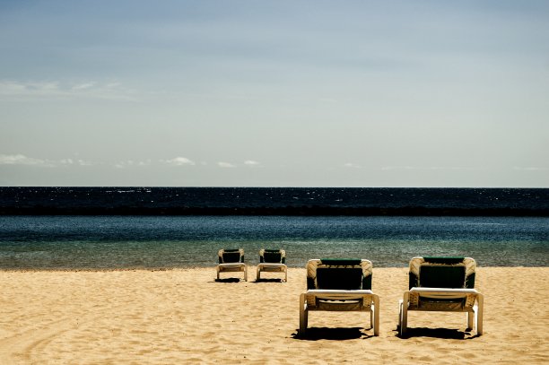 沙滩上的四把躺椅(对比)图片下载