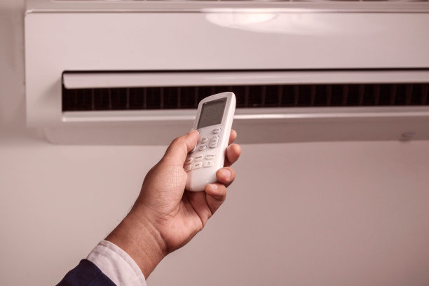 手在按遥控器。图片下载