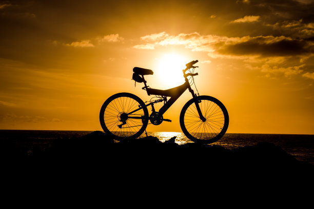 照片的山地车剪影在日落图片下载