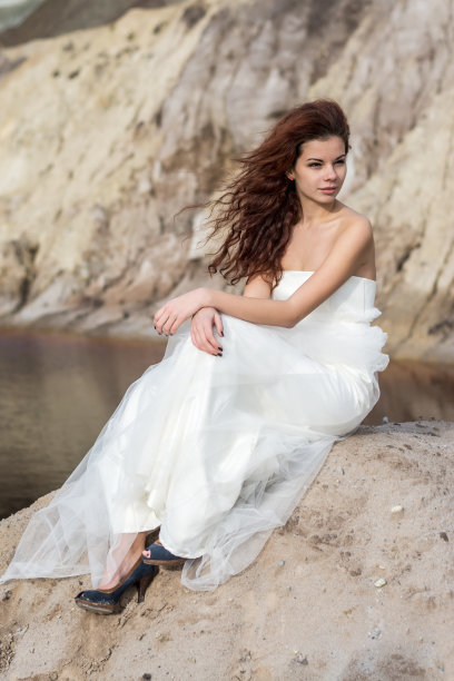 新娘在贫瘠的土地上摆姿势图片下载