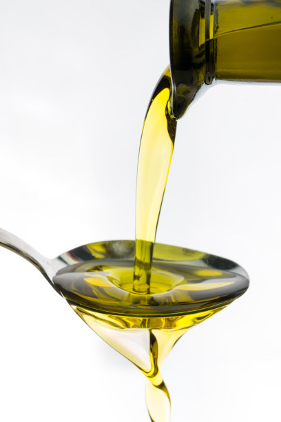 油倒在勺子上素材图片
