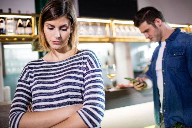 男朋友在用手机的时候抱着胳膊的女人图片下载