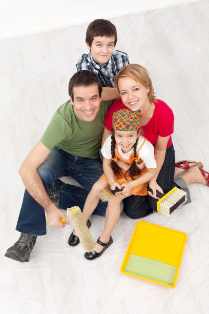 一家人用油漆准备重新装饰他们的家图片下载