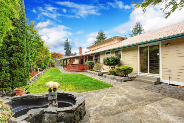 房子外观。后院景观与喷泉图片下载