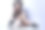 美丽的年轻女子和她的狗坐在美妙的白色工作室背景图片下载