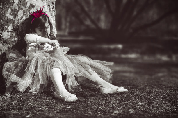 无聊的公主;戴着粉色皇冠的悲伤孤独的小女孩图片下载