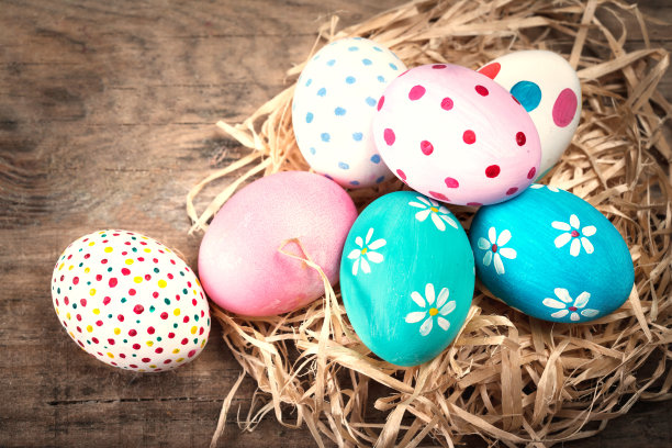 复活节背景与鸡蛋和copyspace。复活节快乐!图片下载