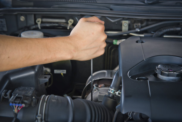 汽车修理工在修理厂检查情况图片下载