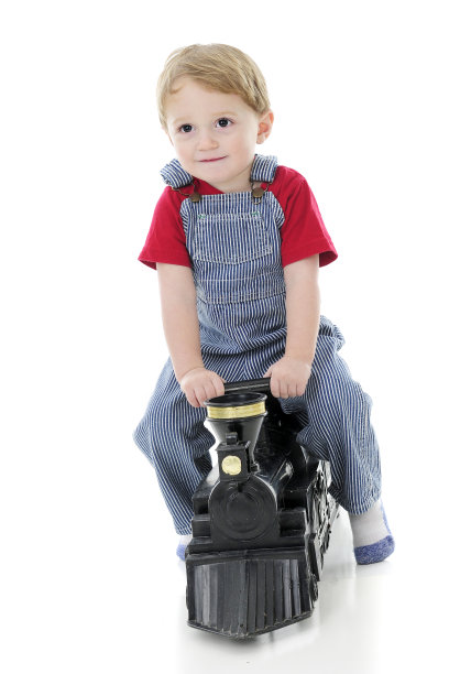 蹒跚学步的孩子图片下载