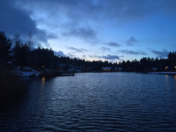 晚上的坎布里亚湖景观图片下载