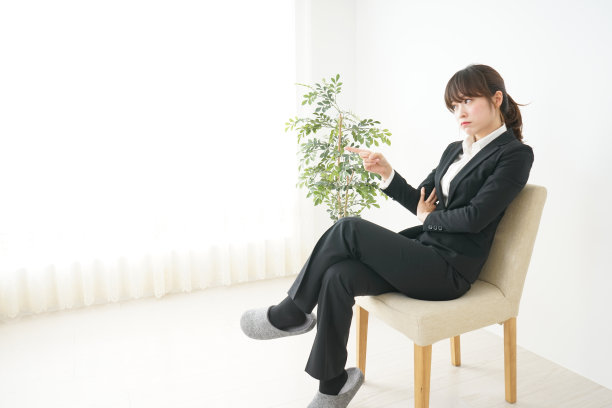 年轻的女商人坐在椅子上图片下载