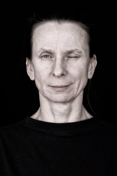 成年女人眨眼图片下载