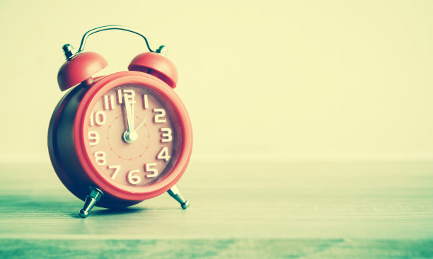 桌子上的复古闹钟。照片在复古的彩色图像风格图片下载