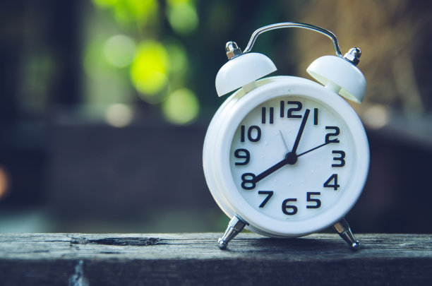 桌子上的复古闹钟。照片在复古的彩色图像风格图片下载