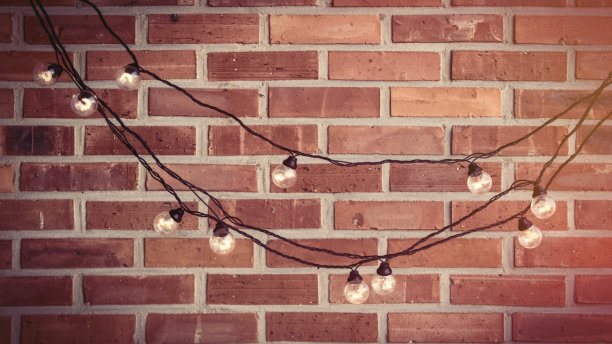 美丽明亮的花环在奇妙的红砖背景上图片下载