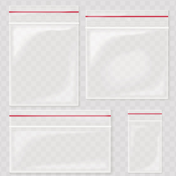 空透明塑料口袋袋。空白真空拉链袋。透明背景上设置聚乙烯容器。素材图片