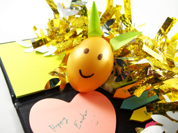 带有浅绿色兔耳朵的塑料复活节蛋图片下载