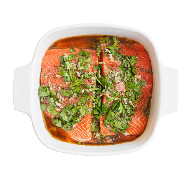 用橄榄油腌过的三文鱼片，放在盘中，孤立图片下载