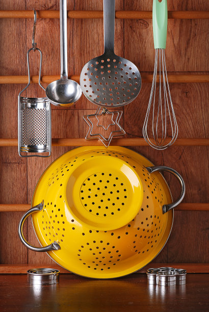 金属厨具放在木桌上图片下载