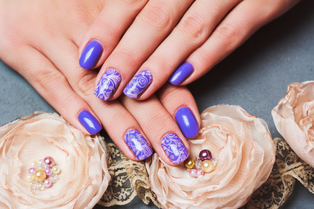 紫色指甲艺术与粉色花卉图案图片下载