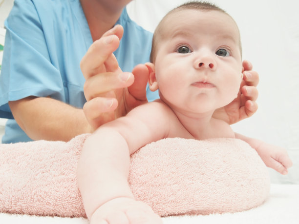 医生按摩小白种人宝宝素材图片