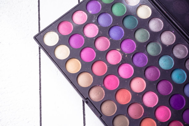 木白色背景上的彩色眼影图片下载