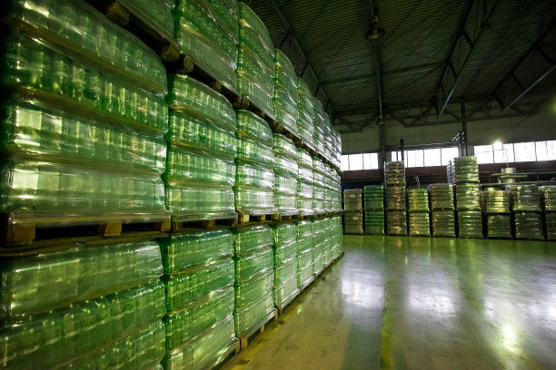 工厂仓库用塑料包装的瓶子图片下载