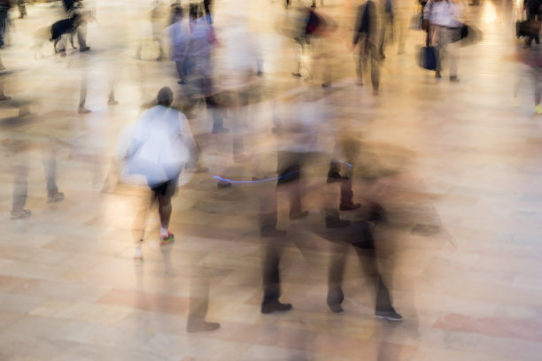 纽约中央车站快速移动的通勤人群。图片下载