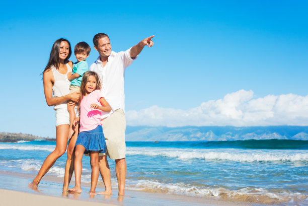 海滩上的幸福家庭图片下载