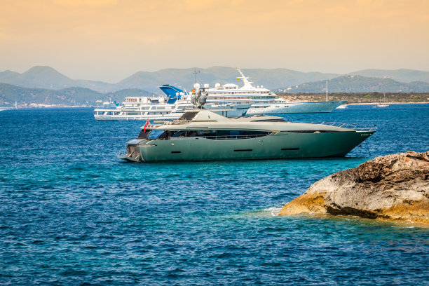 豪华游艇在福门特拉伊列斯的绿松石海滩上图片下载
