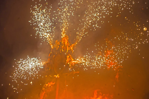篝火在一个白色的夏夜图片下载