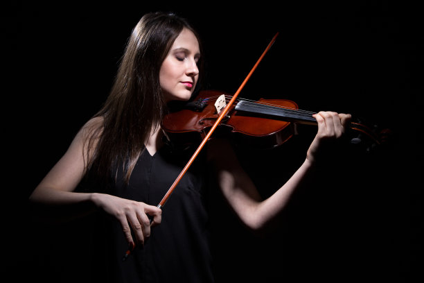 微笑着拉小提琴的女人图片下载