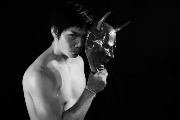 戴着红色面具的忍者图片下载