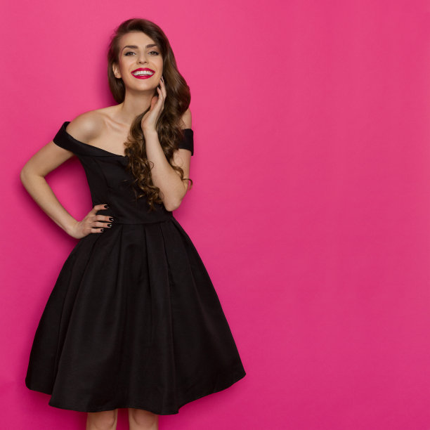 微笑优雅的女人黑色礼服图片下载